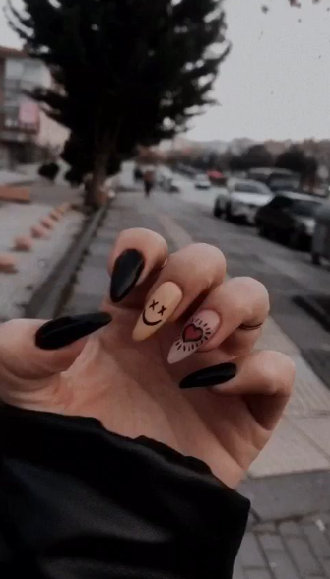 Siyah üzeri emoji Nail Art