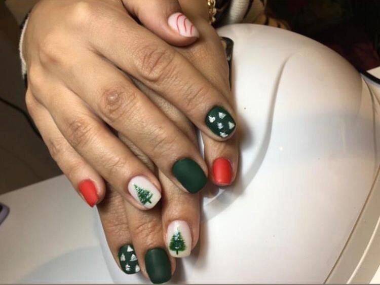 Yeşil üzeri çam ağacı figürlü Nail Art