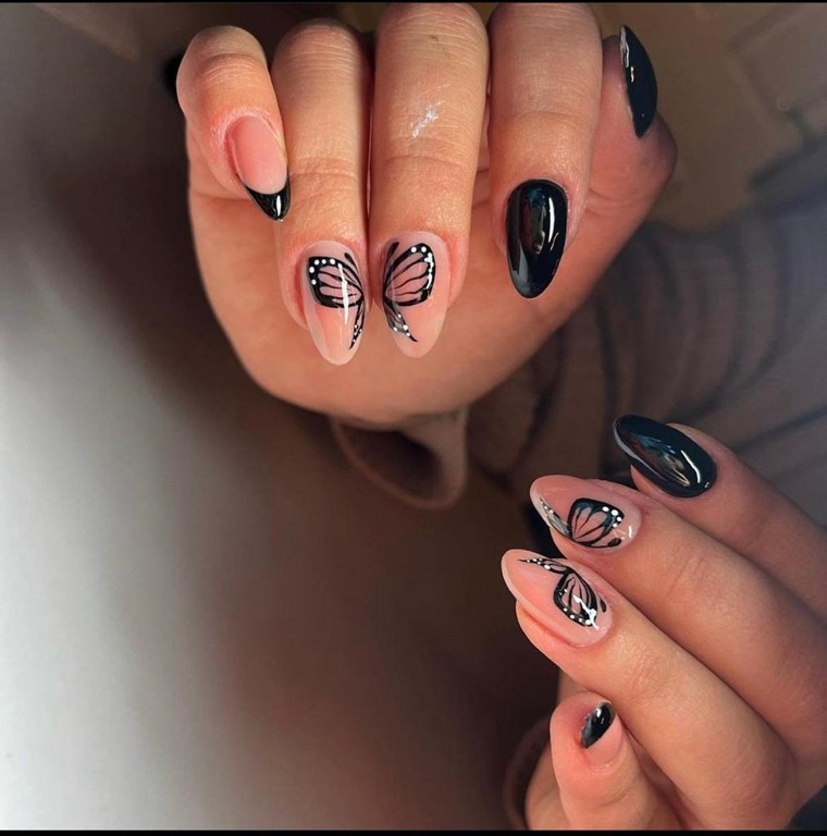 Siyah üzeri kelebek figürlü Nail Art