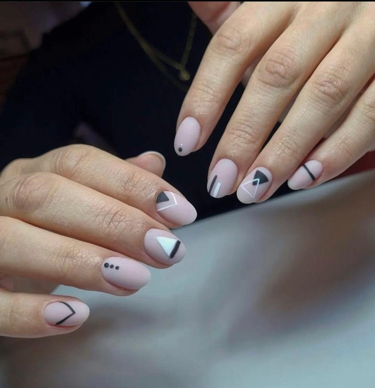 Beyaz üzeri siyah figürlü NailArt